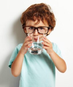 chłopiec pije wodę