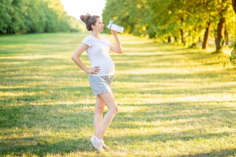 Jaką wodę pić w ciąży?