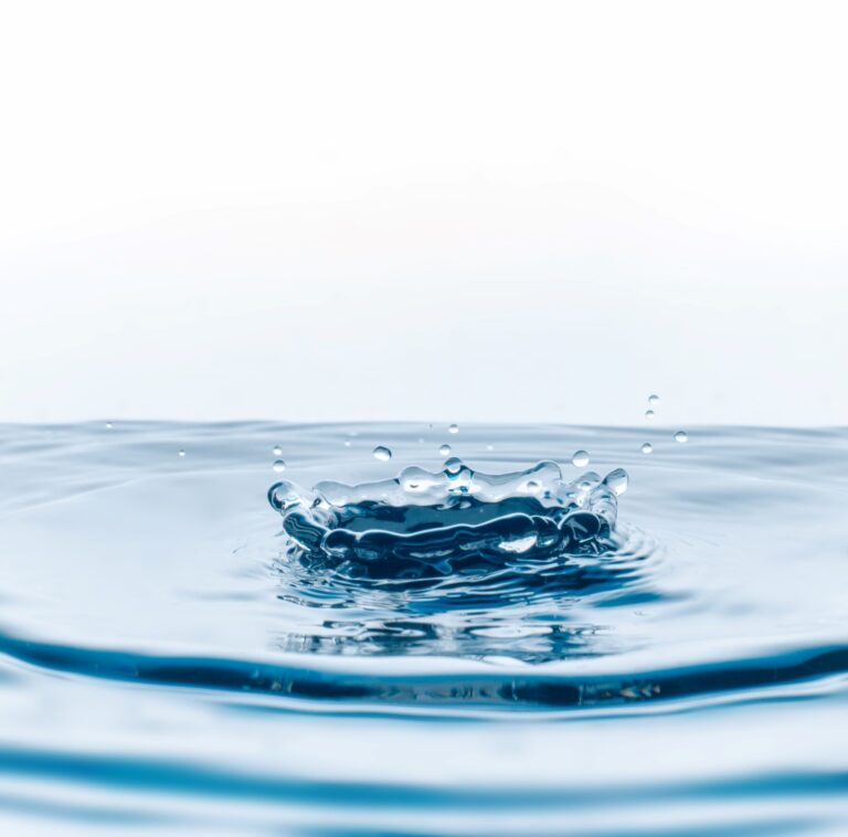 spadająca kropelka wody