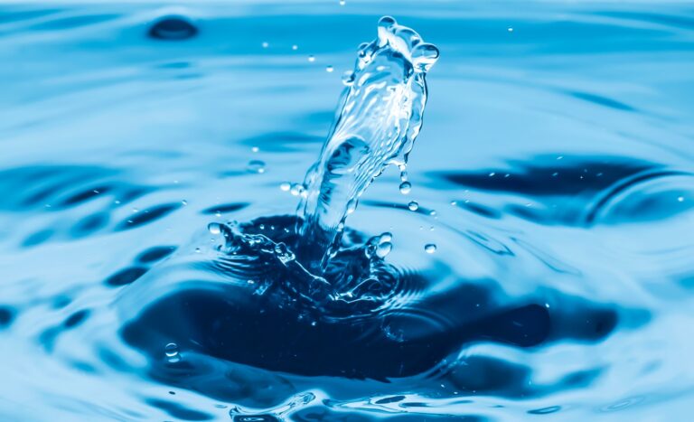 Spadająca kropla wody