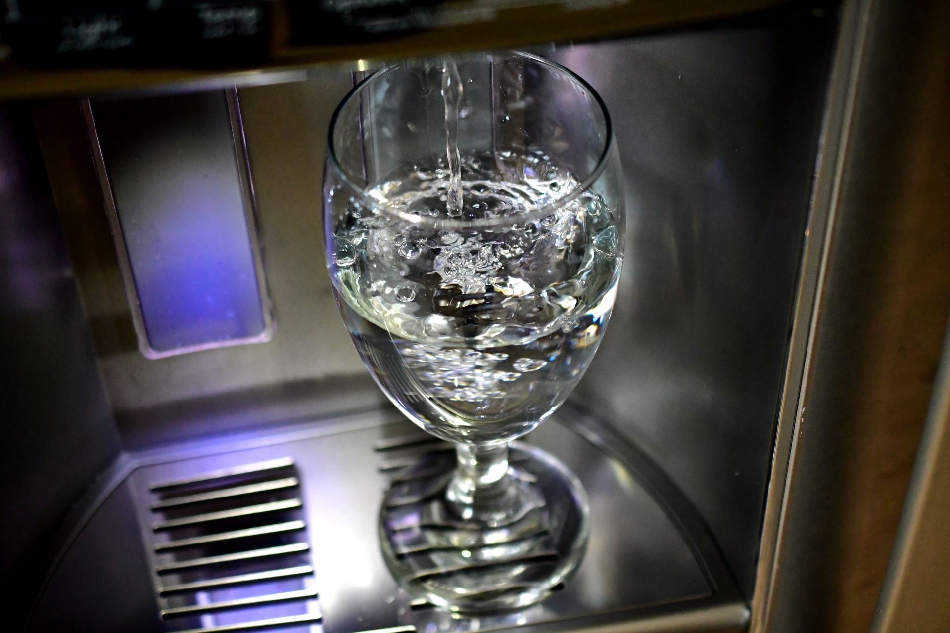 napełnianie szklanki w dystrybutorze wody